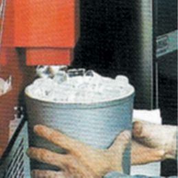 seau rempli de glaçons pleins - EAU